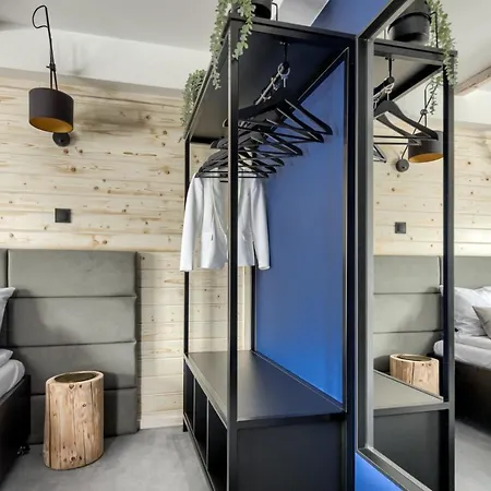 Aspen House I *